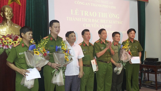 Đại tá Nguyễn Mạnh Hùng, Phó Giám đốc Công an Nghệ An và ông Đậu Vĩnh Thịnh, Phó Chủ tịch UBND TP Vinh trao thưởng cho Ban Chuyên án