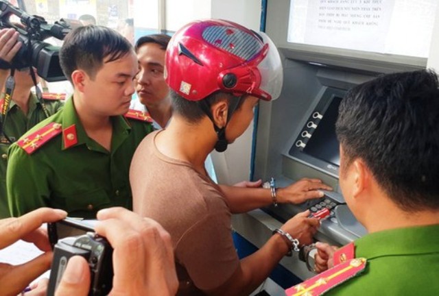 Cơ quan công an thực nghiệm lại hiện trường khi các đối tượng gắn thiết bị vào cây ATM