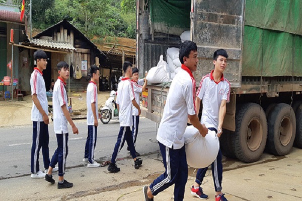 Gạo dự trữ quốc gia đã được giao đủ và tới tay các em học sinh nghèo ở tỉnh Quảng Ninh (Ảnh: Trần Tiến)