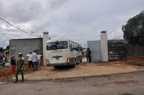 Lực lượng c&ocirc;ng an kh&aacute;m x&eacute;t xưởng sản xuất ma t&uacute;y cực lớn tại TT.Đắk H&agrave;, H.Đắk H&agrave; (Kon Tum) do người Trung Quốc cầm đầu v&agrave;o ng&agrave;y 6/8