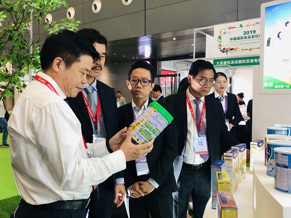 Ông Bành Tranh – Phó giám đốc Sở Thương mại tỉnh Hồ Nam tìm hiểu về các sản phẩm sữa Organic của Vinamilk giới thiệu đến với người tiêu dùng Trung Quốc