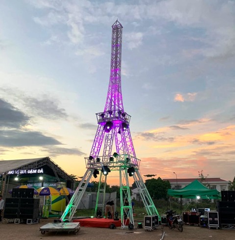 Tháp Eiffel tại hội chợ, địa điểm thu hút khách tham quan du lịch