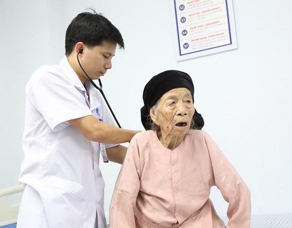 Cứu sống cụ bà 102 tuổi bị nhồi máu cơ tim cấp