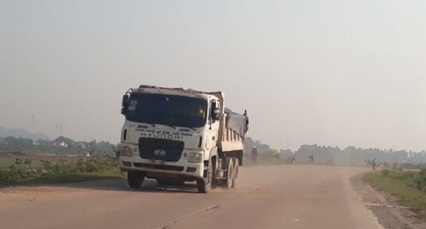 Ninh Bình: Xe quá tải hoành hành, phá nát tuyến đê hữu sông Hoàng Long?