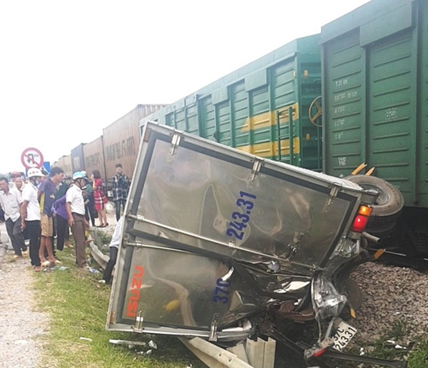 Nghệ An: Tàu hỏa đâm xe tải khiến nhiều toa bị trật bánh, đường sắt tê liệt