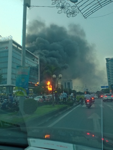Đám cháy bốc cao cạnh toà nhà Ngân hàng BIDV