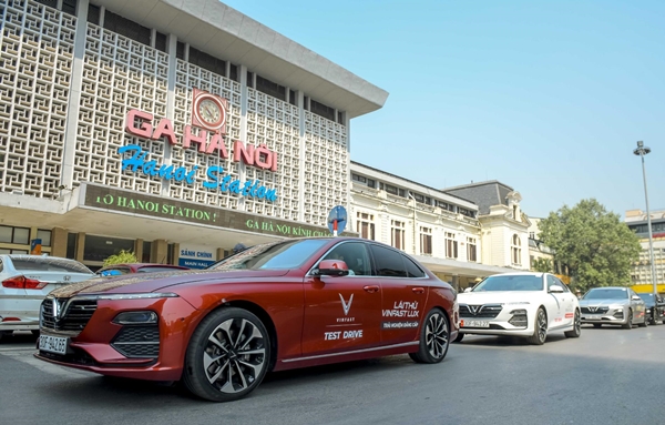 Mãn nhãn ngắm dàn xế sang VinFast Lux dạo phố thu Hà Nội