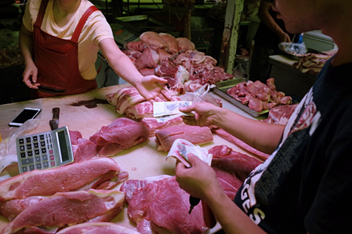 Trung Quốc tiếp tục xả kho 10.000 tấn thịt lợn dự trữ quốc gia
