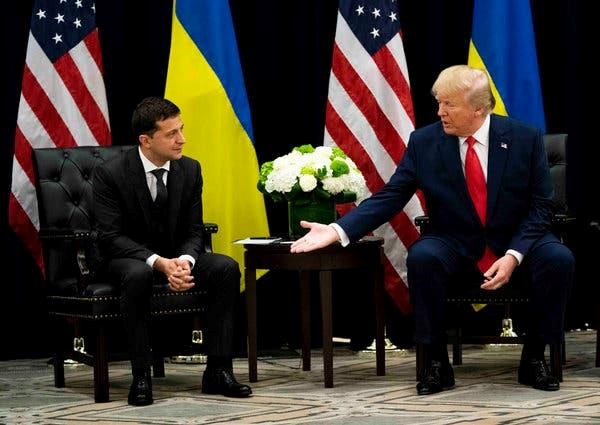 Tổng thống Mỹ Donald Trump (phải) và người đồng cấp Ukraine Volodymyr Zelenskiy (Nguồn: NYT)