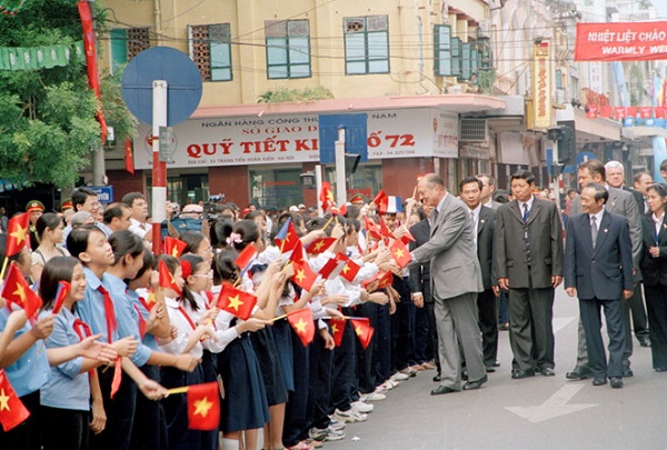 Tổng thống Pháp Jacques Chirac đến thăm và nói chuyện với các học sinh, sinh viên biết tiếng Pháp tại Trung tâm Văn hóa Pháp ở Hà Nội, ngày 7.10.2004, trong khuôn khổ chuyến thăm chính thức Việt Nam và tham dự Thượng đỉnh ASEM 5