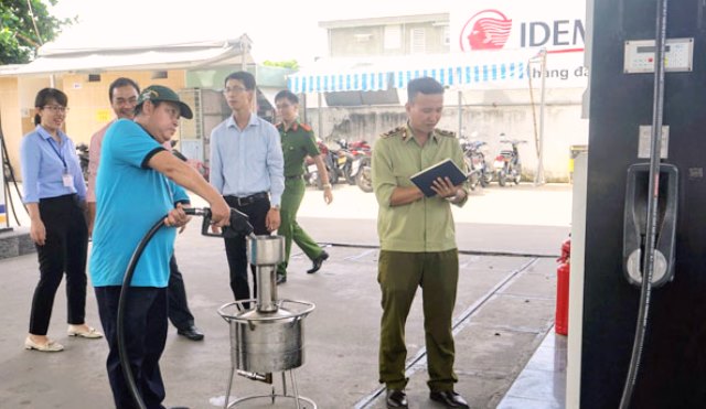 Đà Nẵng: Kiểm định đo lường chất lượng xăng, dầu