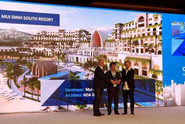 Chủ tịch tập đoàn Crystal Bay Nguyễn Đức Chi đại diện cho dự án Sunbay Park Hotel & Resort Phan Rang nhận giải thưởng