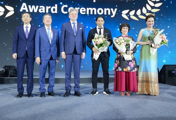 Giải thưởng Nữ doanh nhân Quyền lực là 1 trong 3 giải thưởng được trao hàng năm tại Diễn đàn Tri thức Thế giới do Bộ Ngoại giao Hàn Quốc và Trung tâm ASEAN – Hàn Quốc tổ chức để tôn vinh các các doanh nhân có tầm ảnh hưởng trên thị trường thế giới. Nhận xét về người nhận giải “Nữ doanh nhân Quyền lực ASEAN 2019”, tờ báo Maeil Business News của Hàn Quốc viết: “Bà Thái Hương, Nhà Sáng lập Tập đoàn TH, được yêu mến từ năm 2008, khi mang đến dòng sữa tươi sạch cho người tiêu dùng Việt Nam vốn đã quen sử dụng sữa bột pha lại. Tham gia thị trường muộn nhưng nhanh chóng đạt tới 40% thị phần sữa tươi, TH đã trở thành một hiện tượng với doanh số tăng liên tục của các sản phẩm chất lượng cao. Năm ngoái, TH đã đã xây dựng tổ hợp trang trại và nhà máy chế biến sữa ở Nga với tổng mức đầu tư 2,7 tỷ USD, là dự án đầu tư lớn nhất vào Nga của doanh nghiệp Việt Nam”.