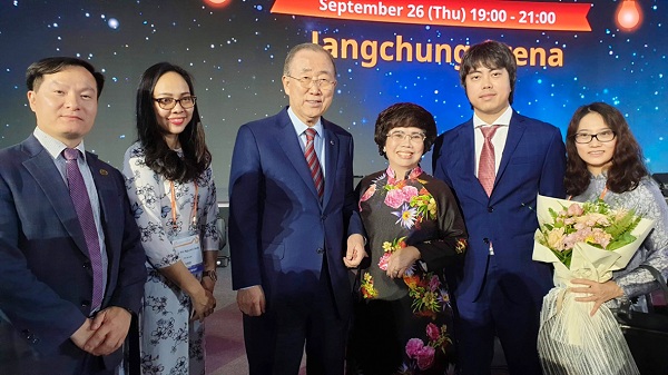 Bên cạnh bà Thái Hương, 2 nhân vật nổi tiếng còn lại được trao giải là bà Suphajee Suthumpun, Tổng Giám đốc Dusit International, thương hiệu khách sạn Thái Lan hiện đã hiện diện ở 14 quốc gia và ông Robbie Antonio, CEO Revolution Precrafted, doanh nhân tạo ra đột phá khi hợp tác với những kiến trúc sư hàng đầu thế giới để khai mở lĩnh vực nhà lắp ghép. Giải thưởng năm nay đặc biệt ý nghĩa bởi được trao nhân dịp kỷ niệm 30 năm hợp tác song phương ASEAN – Hàn Quốc