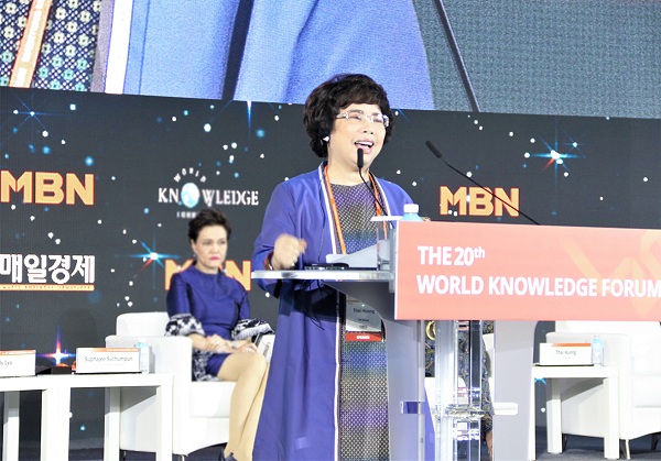 Trên sân khấu trao giải, bà Thái Hương và Tập đoàn TH đã nhận lời chúc mừng từ Cựu Tổng thư ký Liên Hiệp Quốc Ban Ki Moon tại buổi lễ trang trọng tối 26/9, người trong buổi tối cùng ngày đã cùng Nhà Sáng lập TH có những trao đổi thân mật về Việt Nam và về mối quan hệ Việt Nam – Hàn Quốc.