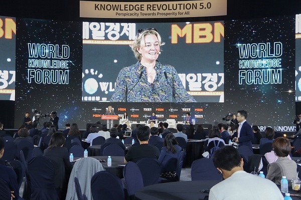 Trước khi nhận giải, tại phiên tọa đàm sáng cùng ngày trong khuôn khổ Diễn đàn Tri thức Thế giới – World Knowledge Forum 2019, bà Thái Hương cũng là diễn giả chính với những phát biểu được đánh giá rất cao.
