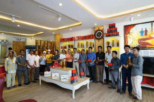 Đoàn tham quan tại phòng trưng bày sản phẩm sâm Bố Chính tại TP Đồng Hới (Quảng Bình)