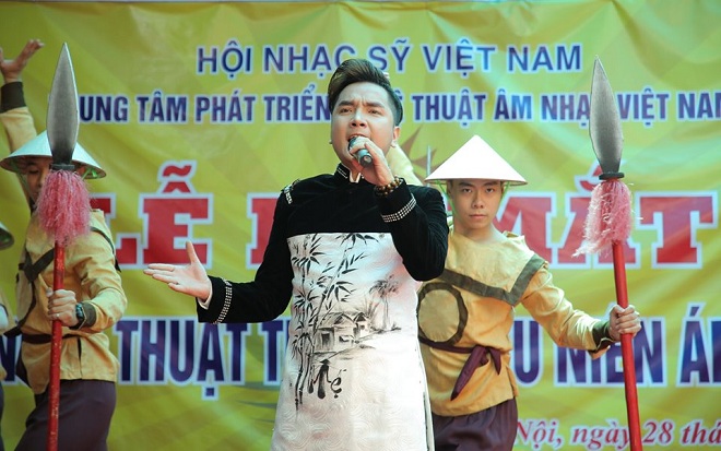 Ông Dương Tuấn Tú (Dương Quang Tú), ca sĩ Trung tâm phát triển Nghệ thuật Âm nhạc Việt Nam giữ chức vụ Trưởng Đoàn.
