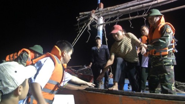 Lực lượng cứu hộ đang ứng cứu các thuyền viên gặp nạn