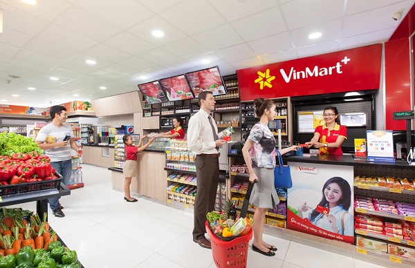 Người d&acirc;n chọn mua h&agrave;ng tại si&ecirc;u thị VinMart