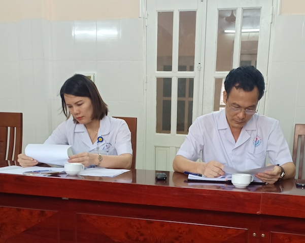Lãnh đạo Trung tâm Y tê huyện Kiến Thuỵ xem tài liệu của PV