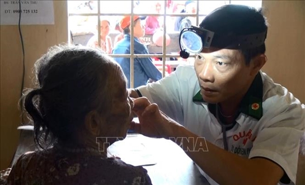 Bác sỹ Bộ đội Biên phòng tỉnh Bình Định khám bệnh miễn phí cho người dân tại xã Hoài Mỹ, huyện Hoài Nhơn (Ảnh: Nguyên Linh/TTXVN)