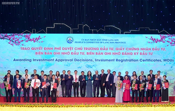Thủ tướng chứng kiến lễ trao giấy chứng nhận đầu tư tỉnh Lạng Sơn (Ảnh: VGP/Quang Hiếu)