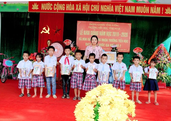 Bà Phan Thị Yến – CT MTTQVN xã Vĩnh Ninh trao quà cho học sinh khó khăn nhân dịp khai giảng năm học 2019-2020