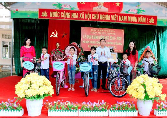 Ông Trần Quang Tuấn – PGĐ Ngân hàng TMCP Công thương VN Chi nhánh Bình Xuyên trao xe đạp cho học sinh nghèo
