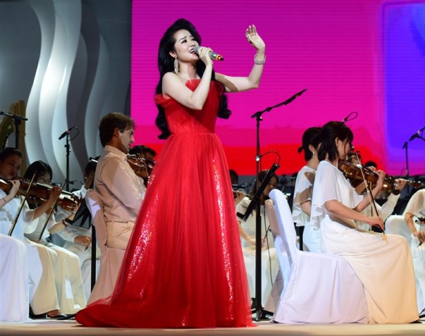 Phạm Thùy Dung - Á quân cuộc thi tìm kiếm tài năng âm nhạc Sao Mai 2013 đã có sự trở lại ấn tượng với live-concert “Trăng Hát” (diễn ra tối 29/9 tại Nhà hát Lớn Hà Nội).