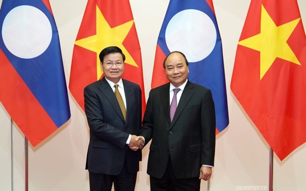 Thủ tướng Lào Thongloun Sisoulith và Thủ tướng Nguyễn Xuân Phúc (Ảnh VGP/Quang Hiếu)