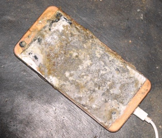 Quảng Ngãi: Sử dụng điện thoại trong lúc đang sạc pin, 1 thanh niên tử vong