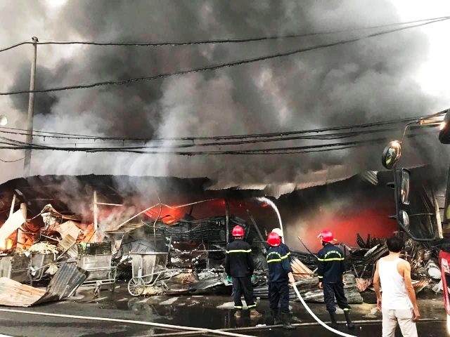 Tĩnh Gia (Thanh Hóa): Gần 400 ki ốt chợ tạm Còng bị cháy rụi trong đêm