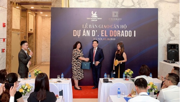 Đại diện Tập đoàn Tân Hoàng Minh trao những món quà tri ân cho khách hàng nhận bàn giao căn hộ đầu tiên tại D’. El Dorado I