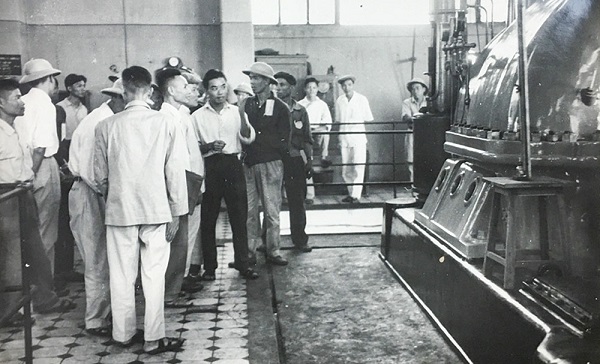 M&aacute;y tua bin số 3 của Nh&agrave; m&aacute;y điện Việt Tr&igrave; đưa v&agrave;o vận h&agrave;nh an to&agrave;n năm 1962