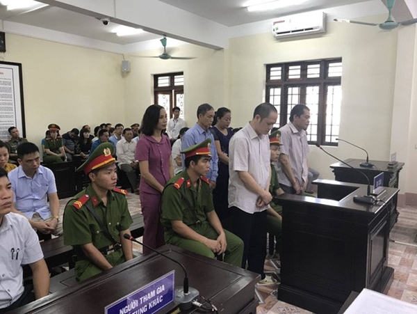 Phiên tòa xét xử vụ gian lận thi cử tại Hà Giang hôm 18-9 đã phải tạm hoãn do vắng tới 122/177 người làm chứng, người có quyền và nghĩa vụ liên quan. Phiên tòa dự kiến mở lại vào ngày 14/10 (Ảnh: N.V.HẢI)