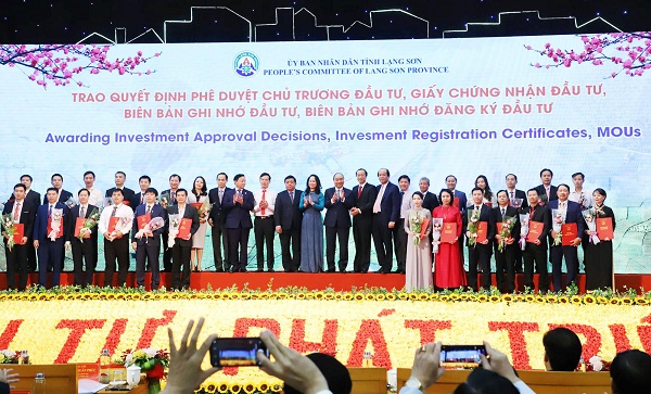 Đại diện các nhà đầu tư nhận chứng nhận đầu tư tại tỉnh Lạng Sơn chụp ảnh lưu niệm