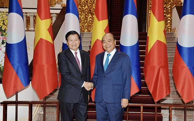 Thủ tướng Nguyễn Xuân Phúc và Thủ tướng Lào Thongloun Sisoulith tại trụ sở Chính phủ