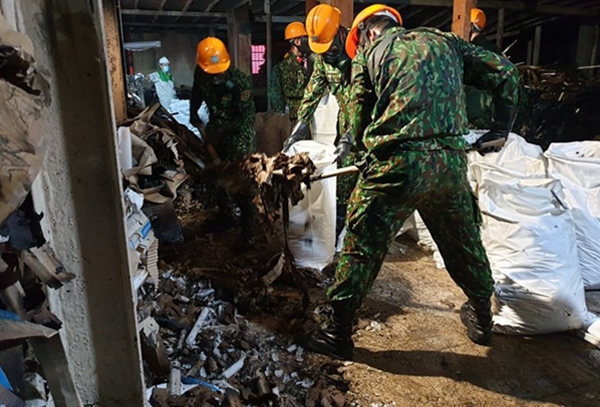 Bộ Tư lệnh Hóa học thu gom phế thải, tẩy độc tại nhà máy Rạng Đông