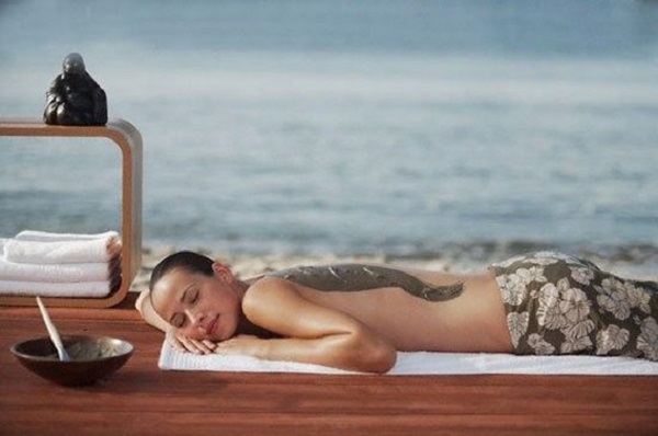 Đắp b&ugrave;n kho&aacute;ng dưỡng da l&agrave; trải nghiệm thu h&uacute;t kh&aacute;ch du lịch khi tới thăm quan biển Chết