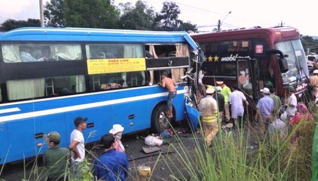 Kon Tum: Ít nhất 7 người nhập viện sau va chạm giữa 2 xe khách