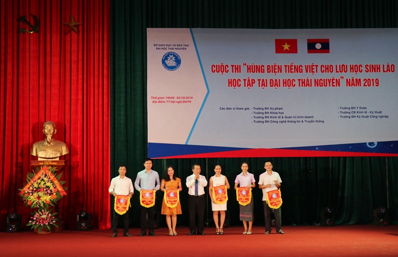 GS.TS Phạm Hồng Quang – Bí thư Đảng ủy, Giám đốc Đại học Thái Nguyên trao Cờ lưu niệm cho các đội tham gia dự thi
