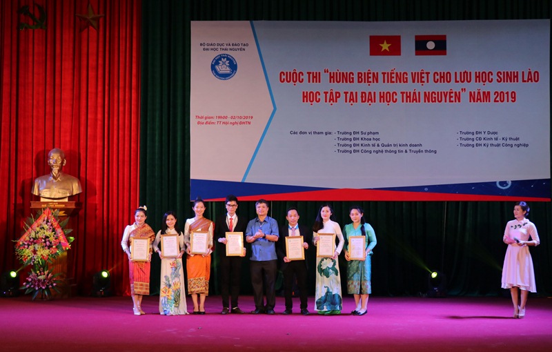PGS.TS Trần Thanh Vân – Phó Giám đốc Đại học Thái Nguyên trao giải cho các đội