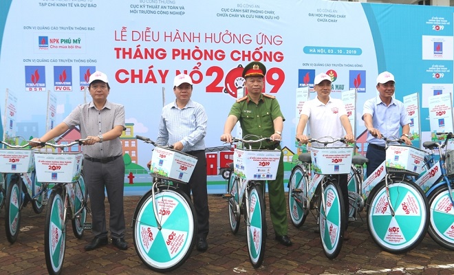Các đại biểu cùng hàng trăm bạn trẻ đạp xe diễu hành hưởng ứng tháng phòng chống cháy nổ 2019 trên các tuyến phố Hà Nội.