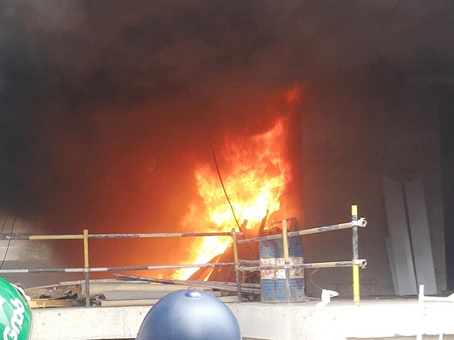 Hà Nội: Chung cư QMS Tower đang xây dựng cháy lớn, hàng trăm công nhân tháo chạy