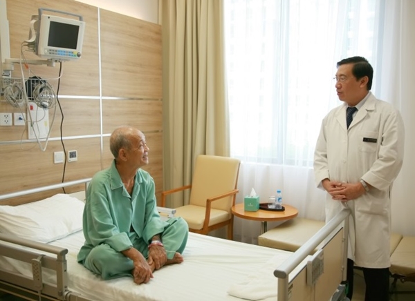 Với m&ocirc; h&igrave;nh điều trị tim mạch trọn g&oacute;i, người bệnh sẽ được chẩn đo&aacute;n sớm, điều trị đa chuy&ecirc;n khoa theo ph&aacute;c đồ chuẩn của Hiệp hội Tim mạch uy t&iacute;n tr&ecirc;n thế giới - GS V&otilde; Th&agrave;nh Nh&acirc;n, GĐ Trung t&acirc;m Tim mạch Vinmec Central Park cho biết.