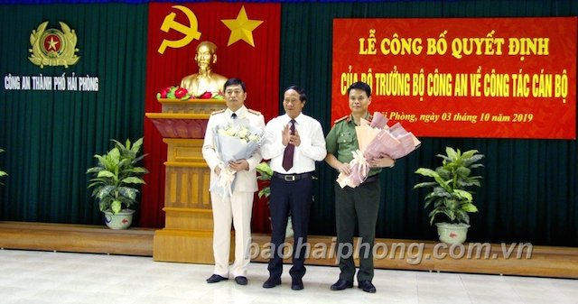 Bí thư Thành uỷ Hải Phòng Lê Văn Thành tặng hoa chúc mức 2 đồng chí tân Giám đốc 2 địa phương