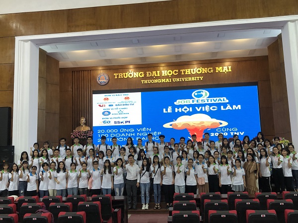 Chuẩn bị lễ hội việc làm Job Festival tại Trường Đại học Thương mại
