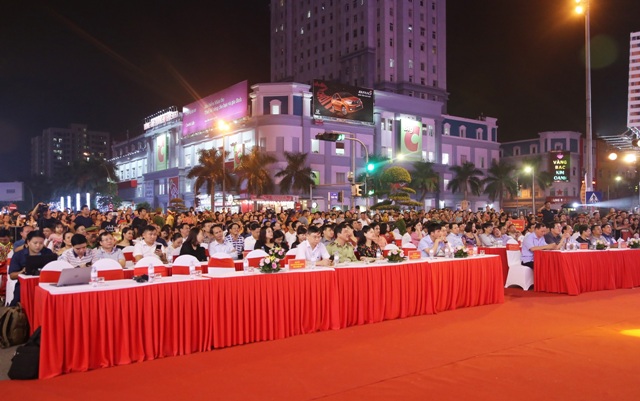 Các đại biểu cùng hàng nghìn người dân tham dự buổi lễ khai trương phố đi bộ đêm Cao Thắng