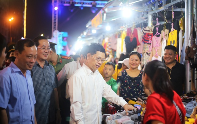 Ông Nguyễn Xuân Sơn, Phó Bí thư Thường trực Tỉnh ủy, Chủ tịch HDDND tỉnh cùng nhiều đại biểu tham quan phố đêm Cao Thắng